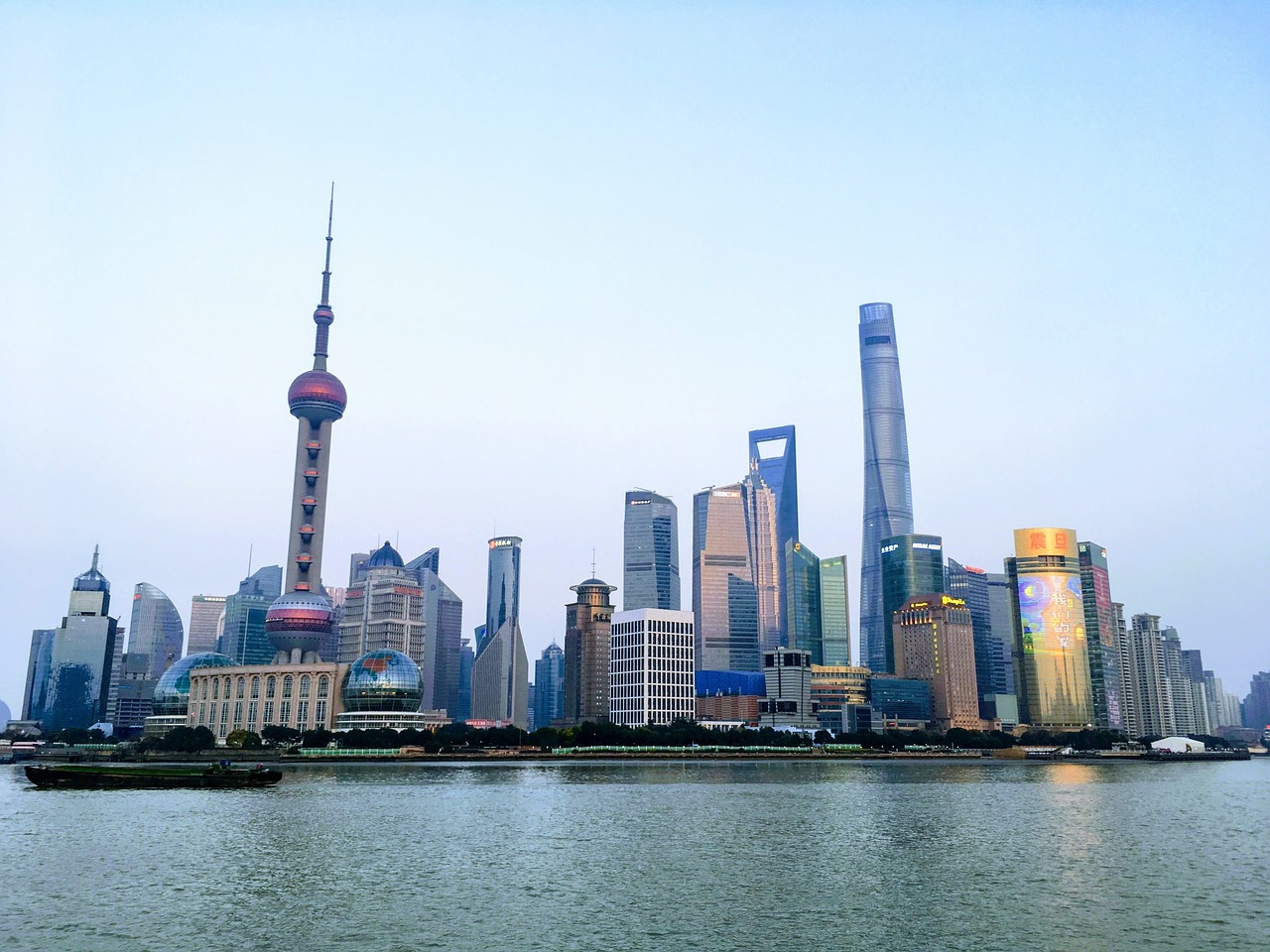 上海第一高楼，超越东方明珠的壮丽天际线