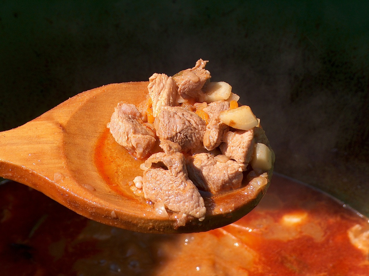 麦琳的独特烹饪，将吃剩的熏鸡骨头转化为美味汤品