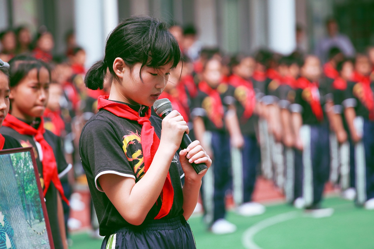 高校学生集体行动，买七件演出服，穿完即退